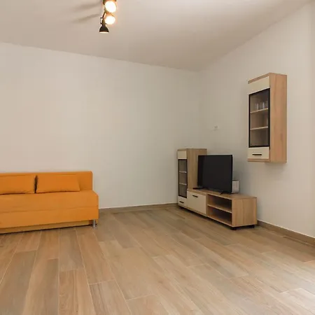 Villa New Seve Ii With Pool, Near The Town Center, 3km From The Pula