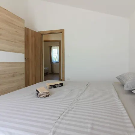 New Seve Ii With Pool, Near The Town Center, 3km From The Pula