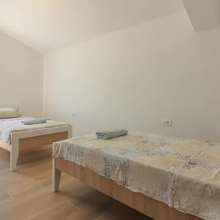 Villa New Seve Ii With Pool, Near The Town Center, 3km From The Pula